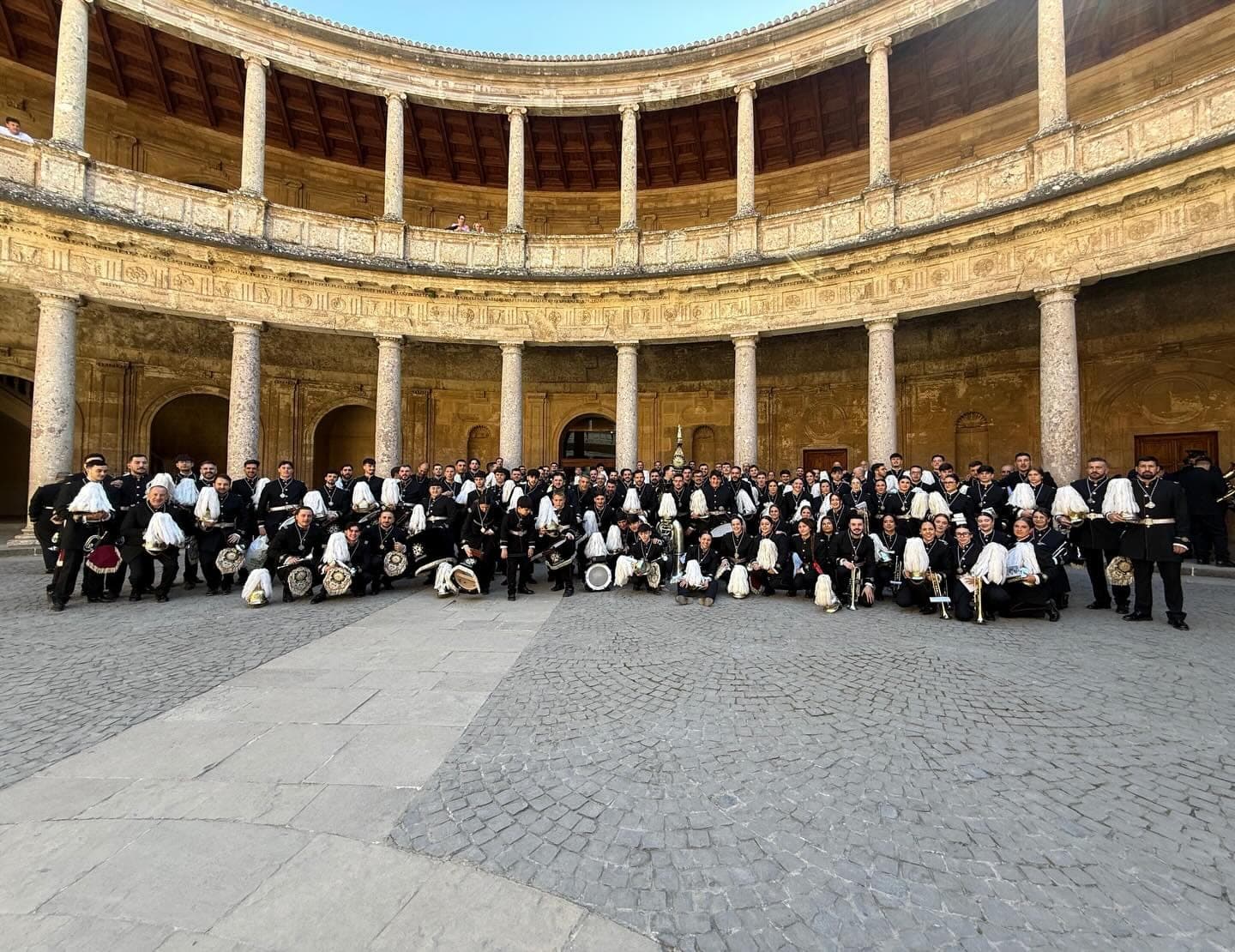 La banda al completo en el patio del Palacio de Carlos V, en la Alhambra