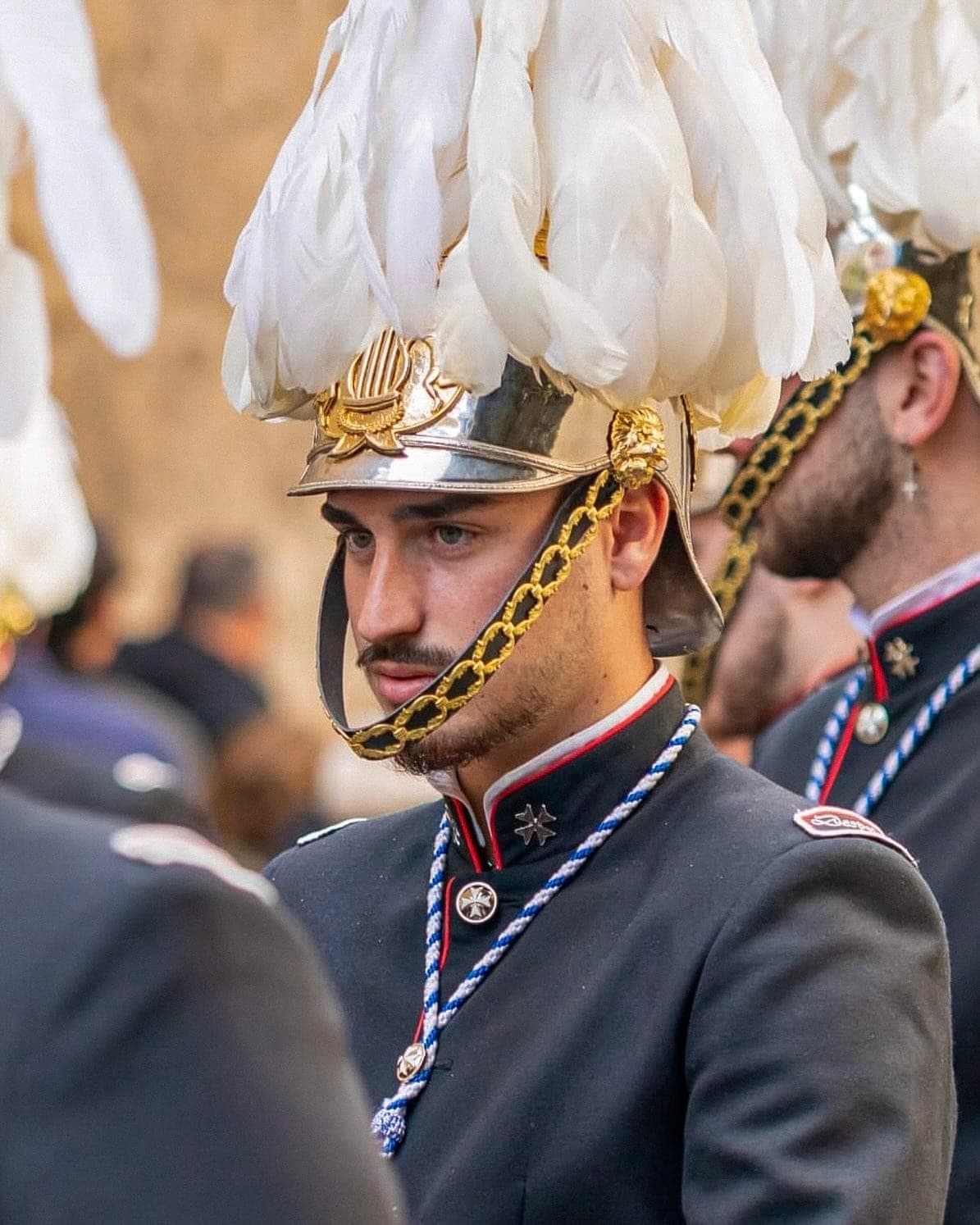 Músico de la banda con el casco dorado y el penacho blanco
