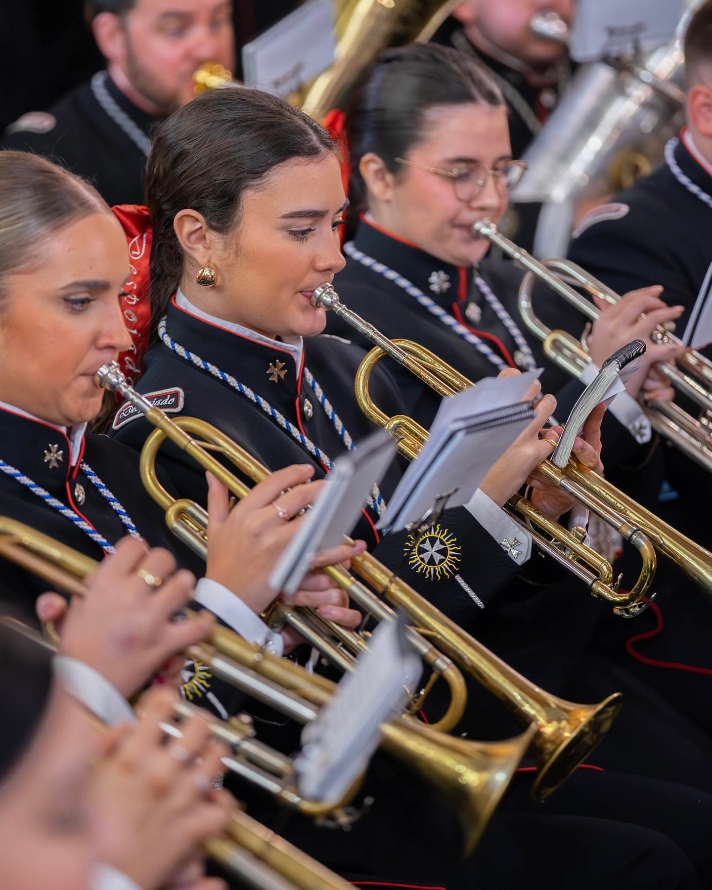 Trompetistas de la banda tocando en concierto