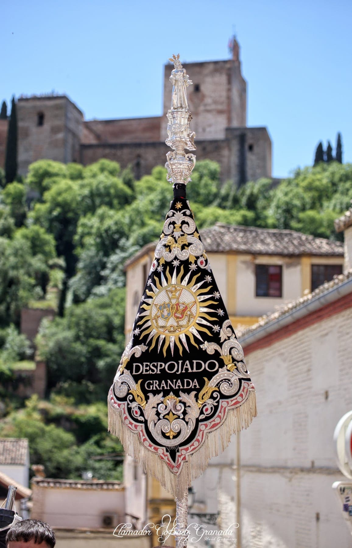 El banderín en una calle del Albaicín, con la Alhambra al fondo