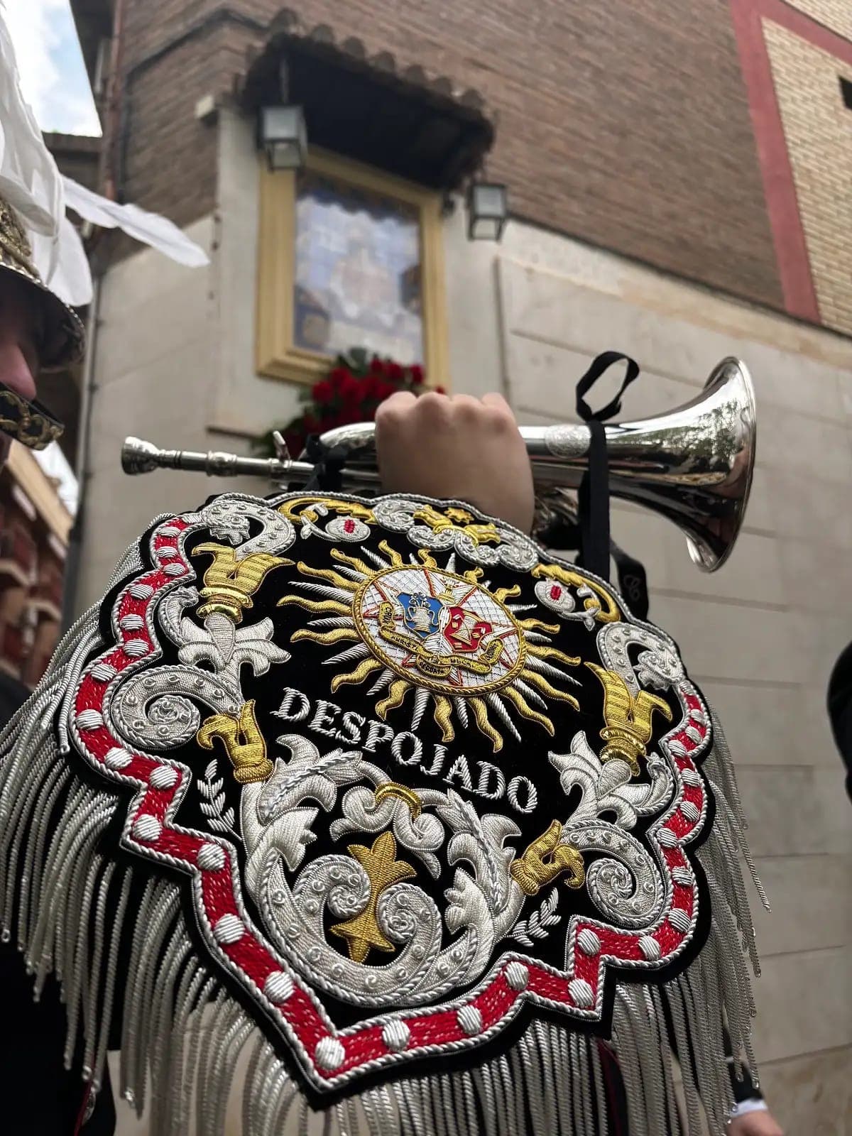 Corneta con su mantolín durante una procesión